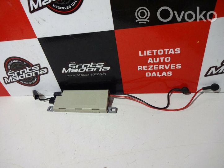 Audi A4 S4 B5 8D Antenos stiprintuvas 8D5035225D