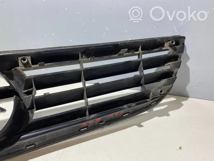 Opel Zafira A Maskownica / Grill / Atrapa górna chłodnicy 90580685