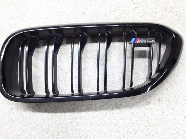 BMW M5 F90 Grille calandre supérieure de pare-chocs avant 8063173