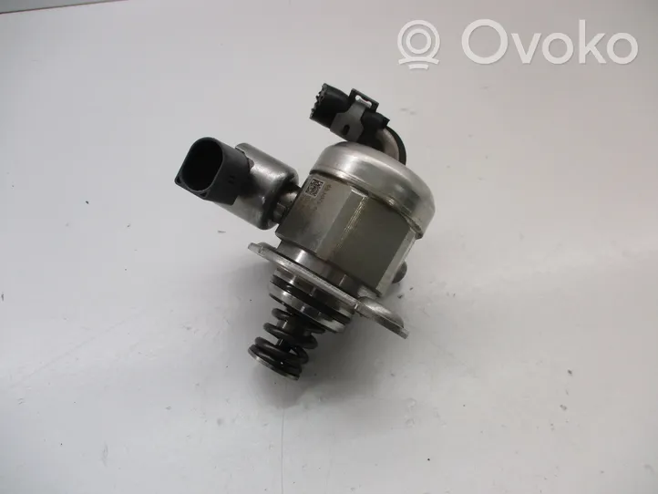 Volkswagen Golf VII Pompe d'injection de carburant à haute pression 04E127025D