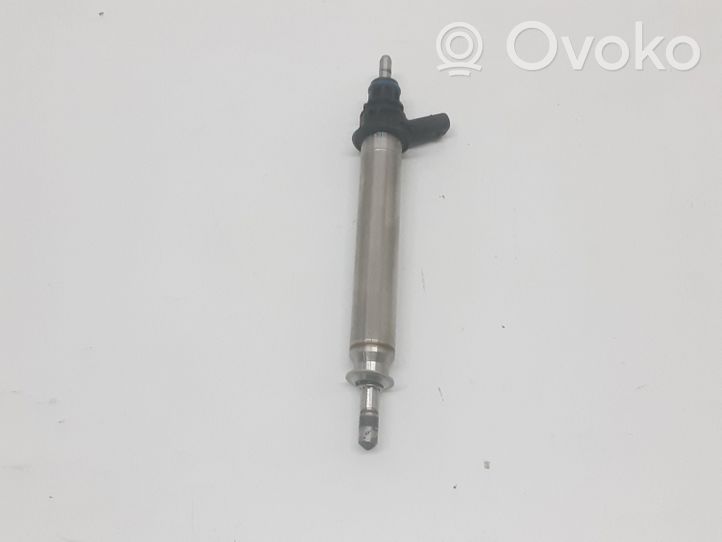 Mercedes-Benz C AMG W205 Fuel injector A2560700187