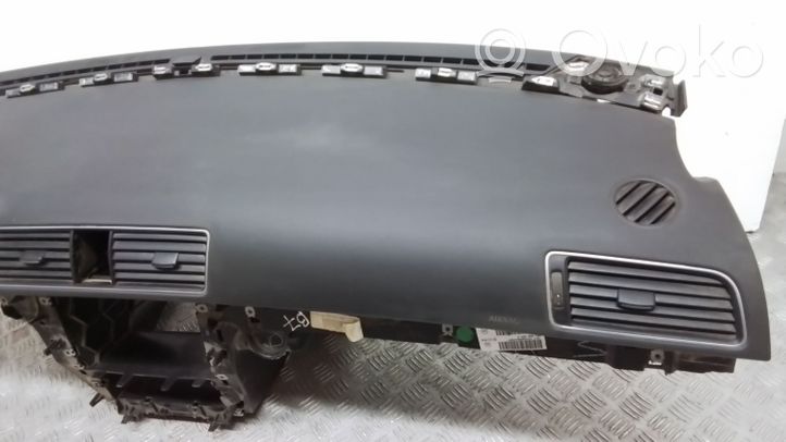 Volkswagen PASSAT B7 USA Panelė 561857003