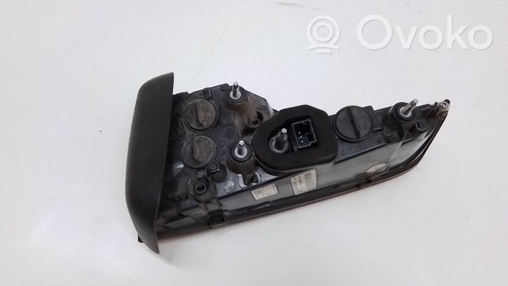 Audi A4 S4 B9 Lampy tylnej klapy bagażnika 8W9945075