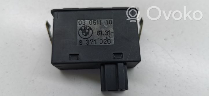 BMW 3 E36 Bouton de dégivrage pare-brise 8371020