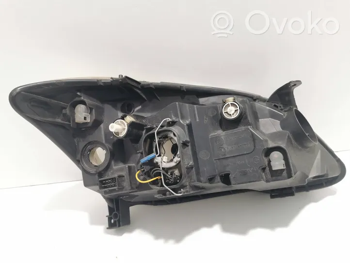 Toyota Corolla E120 E130 Lampa przednia 8115002381