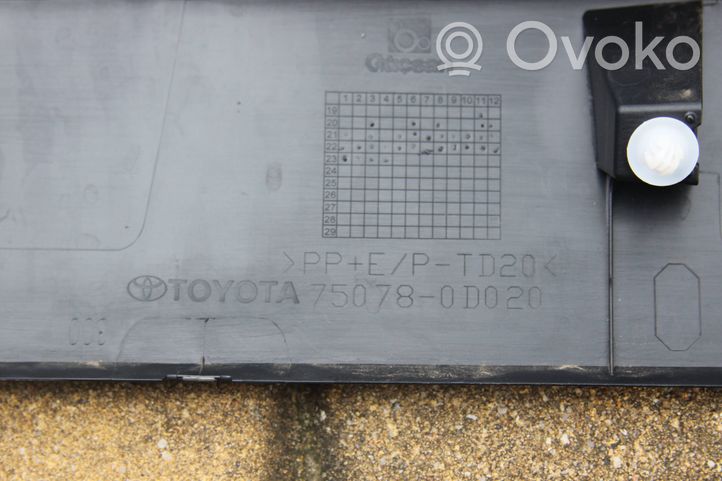 Toyota Yaris Cross Garniture panneau de porte arrière 750780D020