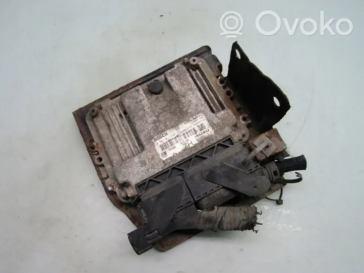 Opel Astra H Блок управления двигателем ECU 0281011943