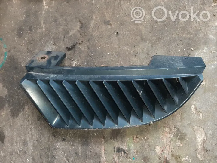 Mitsubishi Colt Grille calandre supérieure de pare-chocs avant MN127773