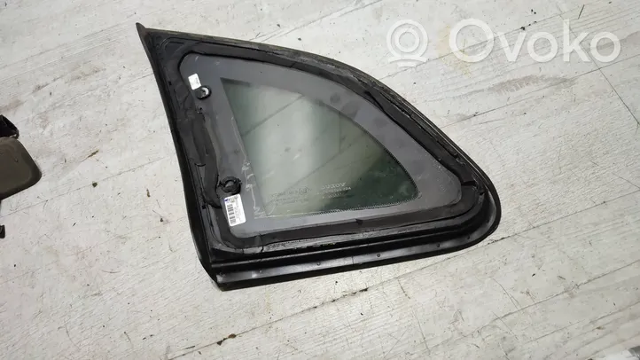 Volvo V40 Fenêtre latérale avant / vitre triangulaire 31278120