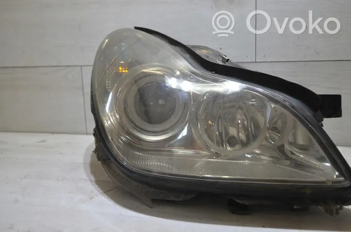 Mercedes-Benz CLS C219 Lampa przednia 