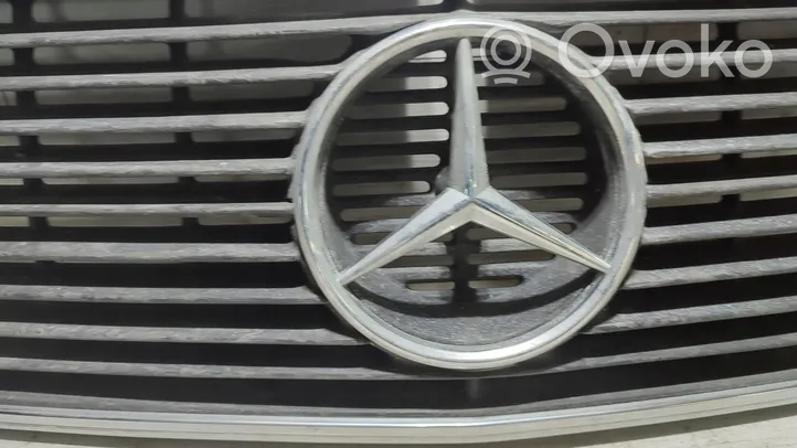 Mercedes-Benz 190 W201 Priekšējais režģis 