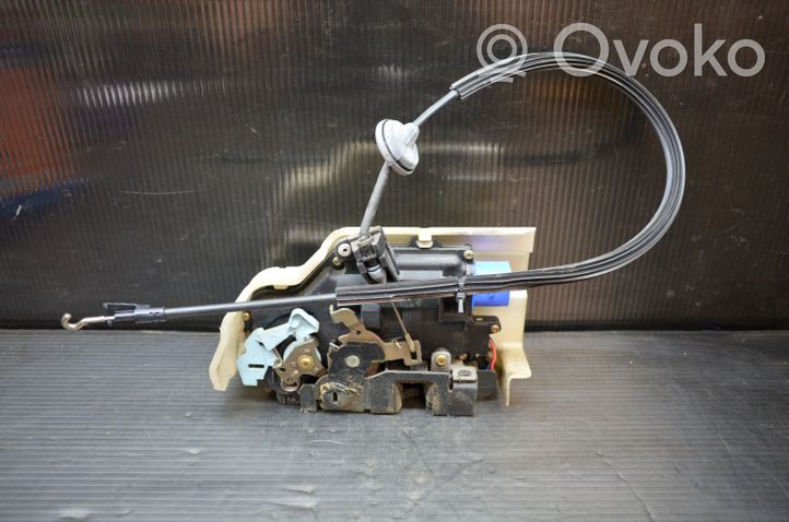 Volkswagen Touran I Rear door lock 1T0839349