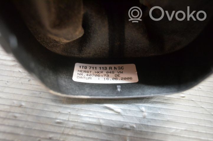 Volkswagen Caddy Revêtement pommeau de levier de vitesses cuir 1T0711113