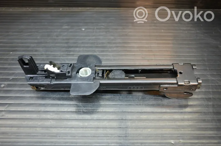 Audi Q7 4L Turvavyön säätökisko 8E0857833F