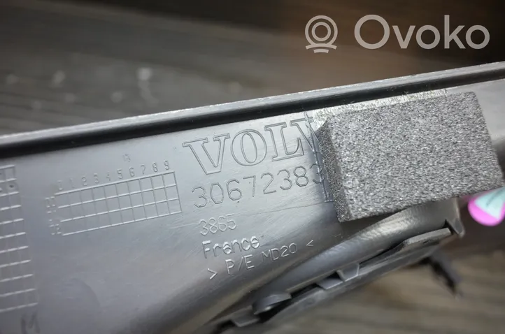 Volvo V50 Garniture d'extrémité latérale du tableau de bord 30672383