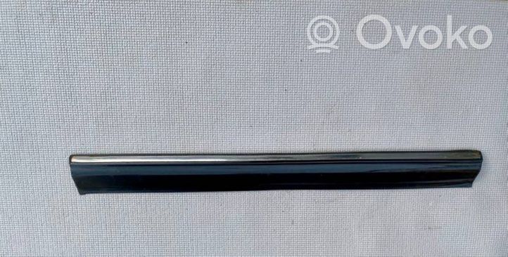 Mercedes-Benz W123 Aizmugurē durvju dekoratīvā apdare (moldings) 