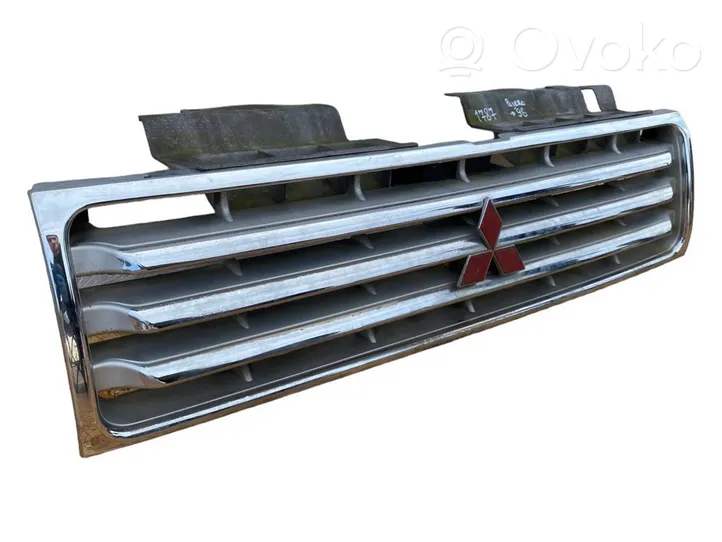 Mitsubishi Pajero Maskownica / Grill / Atrapa górna chłodnicy MB831059