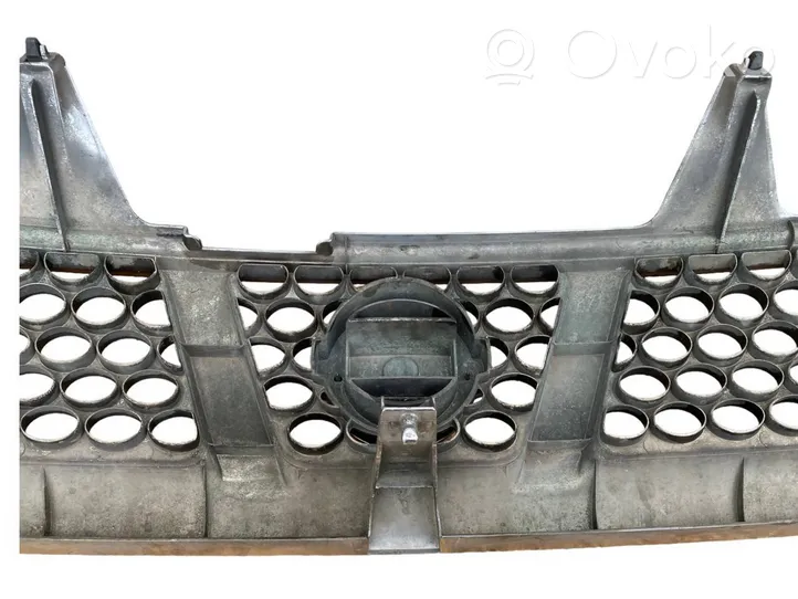 Nissan Navara D22 Grille calandre supérieure de pare-chocs avant 62310VK000