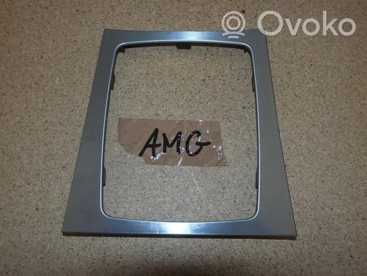 Mercedes-Benz C AMG W204 Rivestimento in plastica cornice della leva del cambio 