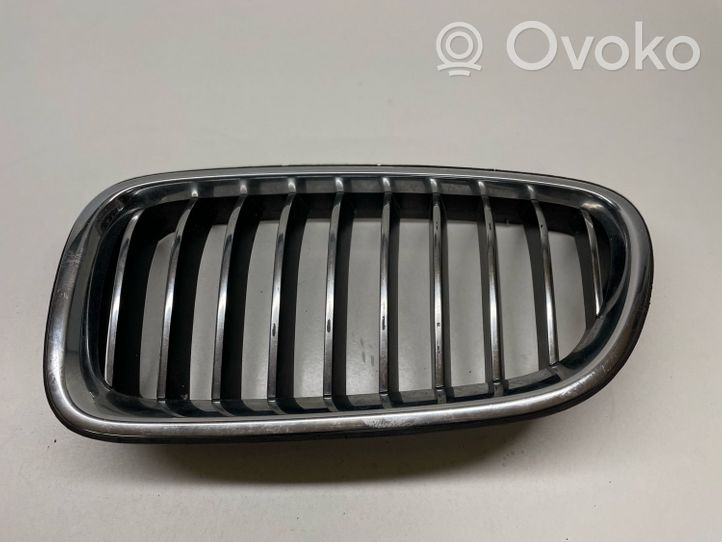 BMW 5 F10 F11 Grille calandre supérieure de pare-chocs avant 51137336477