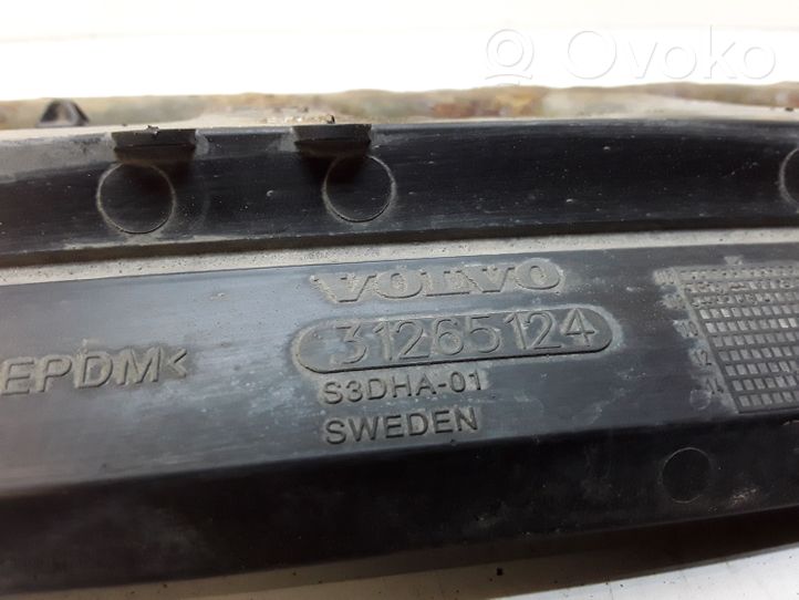 Volvo V70 Jäähdyttimen alatuen suojapaneeli 31265124