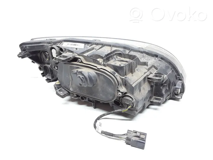 Volvo V60 Lampa przednia 045204