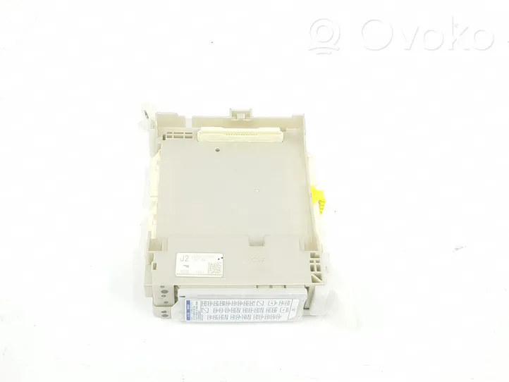 Toyota Land Cruiser (J120) Module de fusibles 8273060160