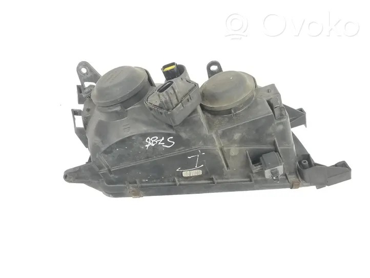 Toyota Avensis T250 Lampa przednia 8117005140