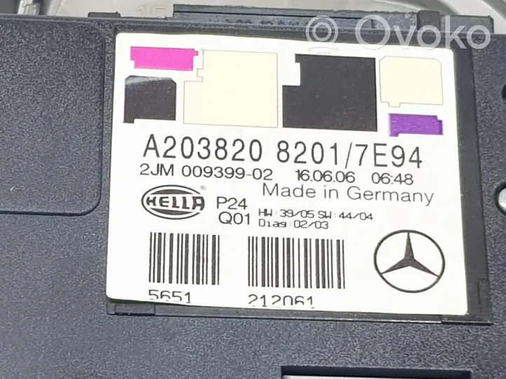 Mercedes-Benz C W203 Rivestimento della console di illuminazione installata sul rivestimento del tetto A2038208201