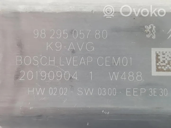 Opel Combo E Silniczek podnośnika szyby drzwi przednich 9829505780