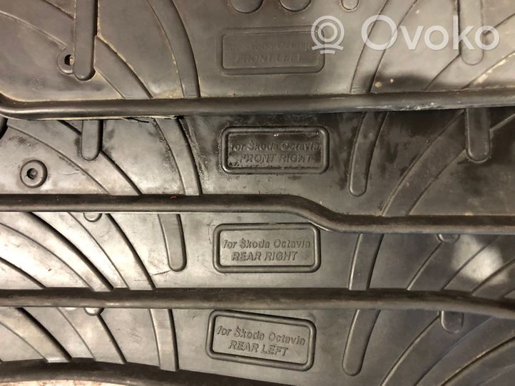 Skoda Octavia Mk2 (1Z) Auton lattiamattosarja 