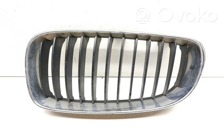 BMW 1 E82 E88 Grille calandre supérieure de pare-chocs avant 7166439