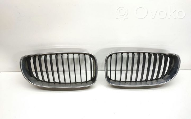 BMW 1 E81 E87 Maskownica / Grill / Atrapa górna chłodnicy 7179655