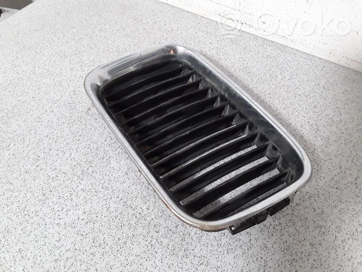 BMW 3 E36 Grille calandre supérieure de pare-chocs avant 51138122237