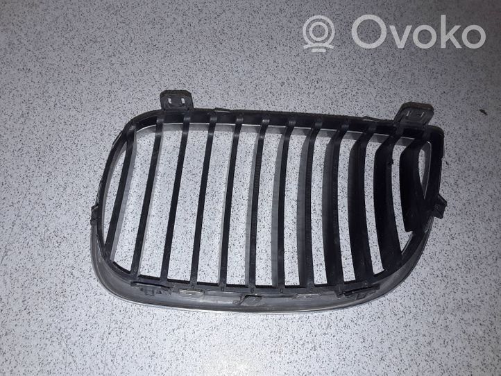 BMW 1 E81 E87 Grill / Wlot powietrza błotnika przedniego 22405910