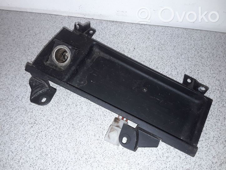 BMW 5 E39 Presa 12V (anteriore) 51168159694