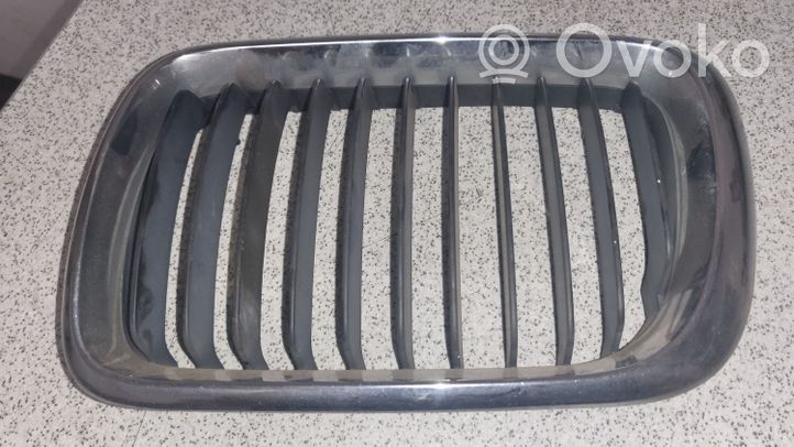 BMW 3 E36 Grille calandre supérieure de pare-chocs avant 51138195093