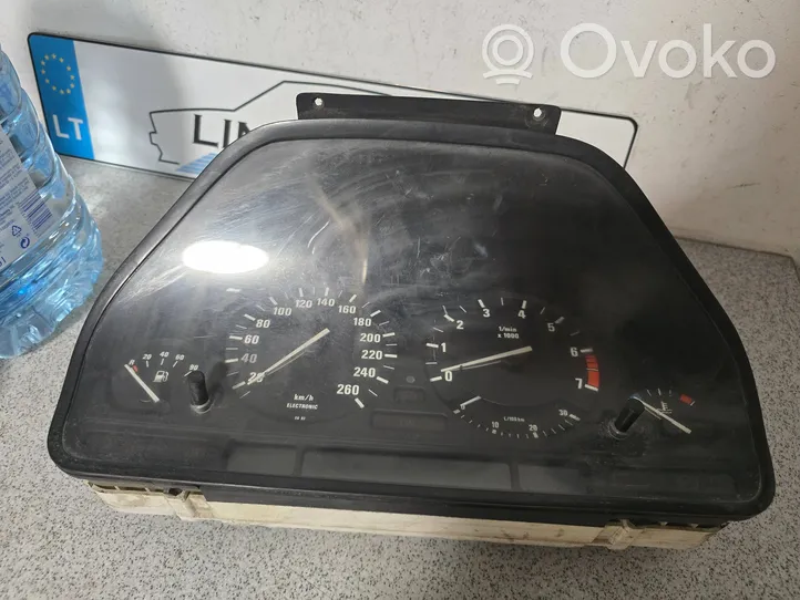 BMW 7 E32 Compteur de vitesse tableau de bord 110008432