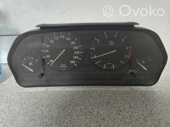 BMW 7 E32 Compteur de vitesse tableau de bord 110008432