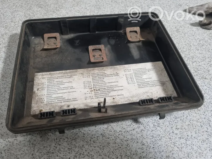 BMW 5 E34 Coperchio scatola dei fusibili 1374029