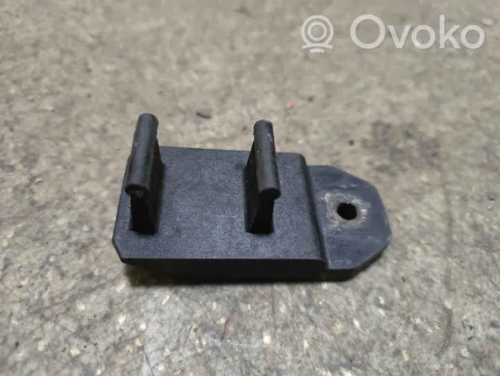 BMW 5 E39 Staffa del pannello di supporto del radiatore 2247896