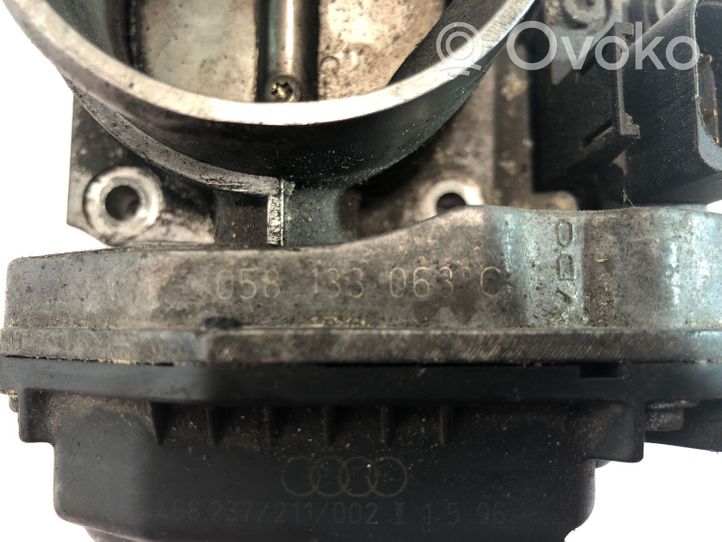 Audi A4 S4 B5 8D Droselinė sklendė 058133063C