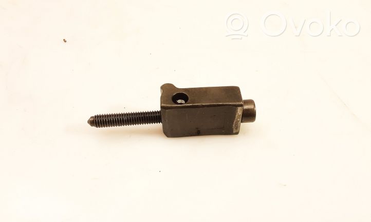 Volkswagen PASSAT B5.5 Fuel Injector clamp holder 