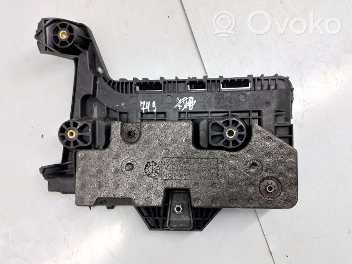 Volkswagen Jetta VI Boîte de batterie 1K0915333