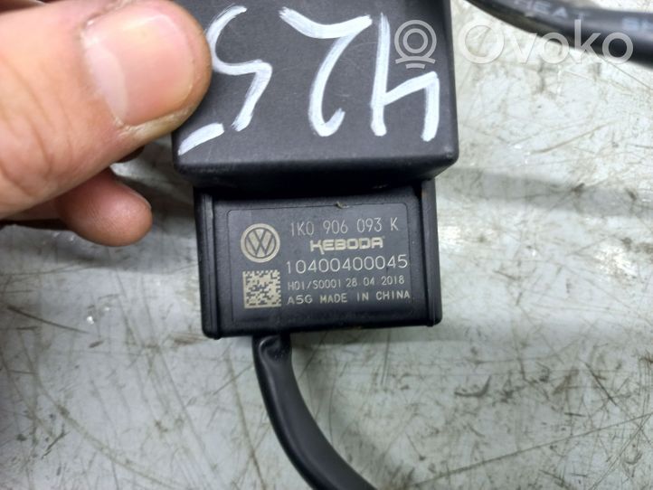 Volkswagen PASSAT CC Fuel pump relay 1K0906093K