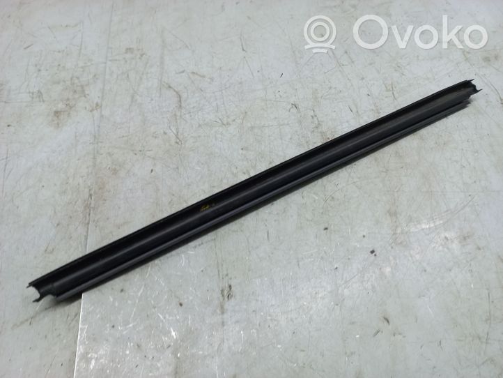 Volkswagen Touareg II Guarnizione in gomma finestrino/vetro portiera posteriore 7P0839471