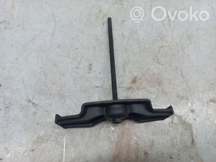 Volkswagen Touareg II Bullone di fissaggio ruota di scorta 7P0601233