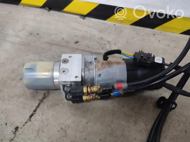 Volkswagen Touareg I Bomba motor del muelle neumático del maletero 7L6827449