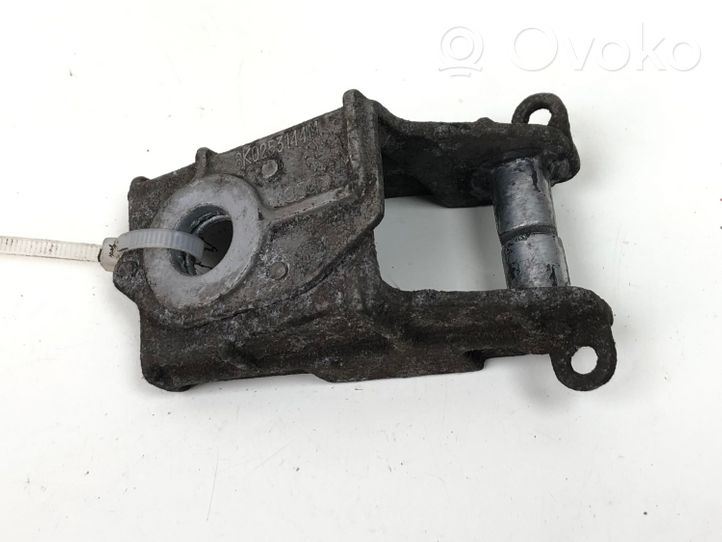 Audi A4 S4 B8 8K Staffa/supporto di montaggio della marmitta 8K0253144M