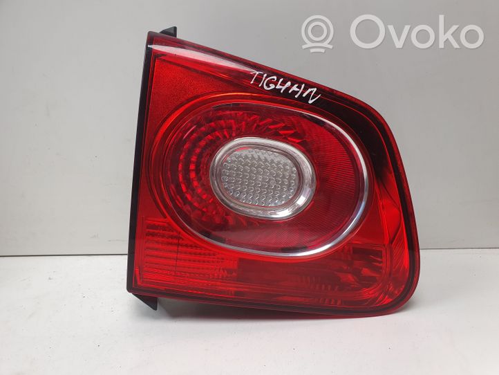 Volkswagen Tiguan Lampy tylnej klapy bagażnika 5N0945093C